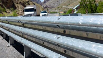 نصب گاردریل فلزی (معمولاً نوع دو موج یا سه موج W-beam) باید دقیقاً طبق استانداردهای سازمان راهداری و باربری جادهای ایران (مطابق نشریه ۲۶۷ جلد چهارم و آییننامههای مرتبط) انجام شود تا عملکرد ایمنی آن تضمین شود